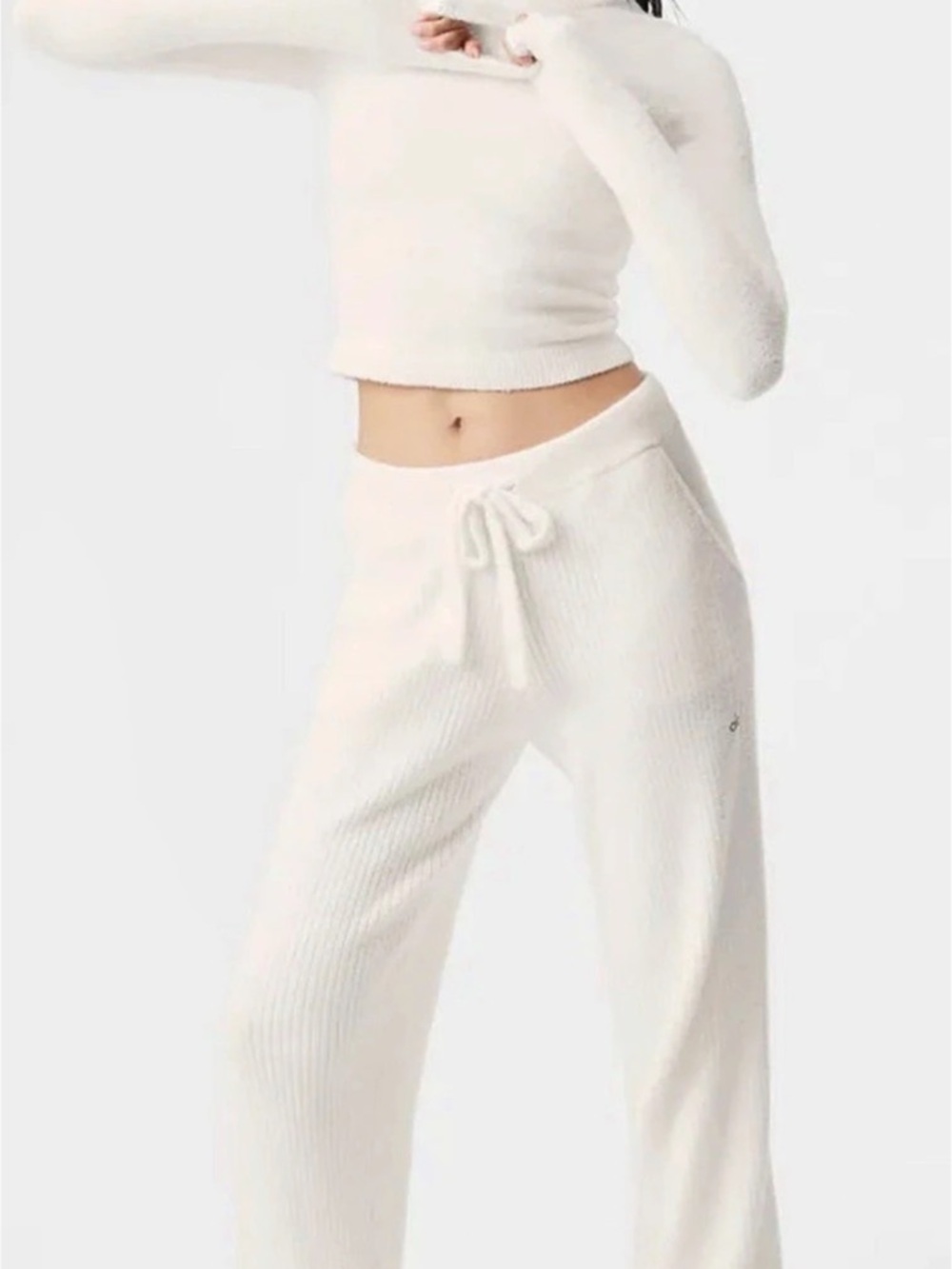 NEW-never worn
Alo Cropped Crew Neck Sweater in White Like New
